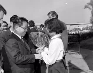 Külkapcsolat - Ho Dam, a KNDK miniszterelnök-helyettese és külügyminisztere az Ikarus gyárban