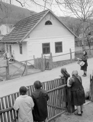 Életkép - Női kisbíró a falu utcáján