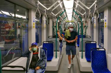 Közlekedés - Budapest - Védőmaszkos utasok a villamoson