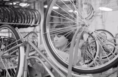 Ipar - Járműipar - Készülnek a kerékpárok a Csepel Művekben