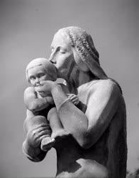 Szobrászat - Anyai szeretet című szobor