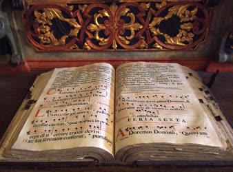 Egyházi emlék - Szécsény - Többszáz éves misekönyv