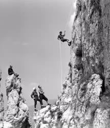 Hegymászás - Sziklamászók gyakorolnak az Oszoly-tető szikláin