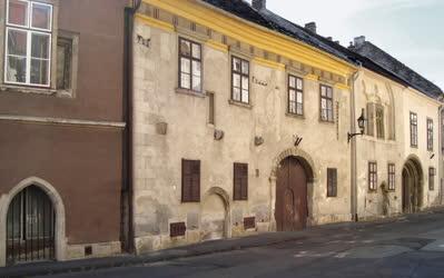 Városkép - Sopron - A Templom utca patinás lakóházai