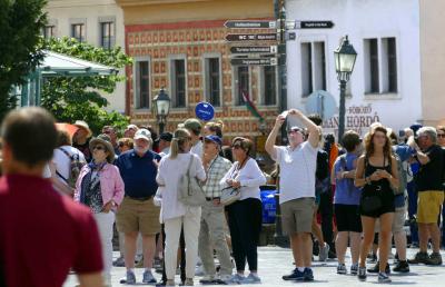 Idegenforgalom - Budapest - Turisták a Budai Várban