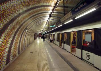 Közlekedés - Budapest - A négyes metró egyik mélyállomása