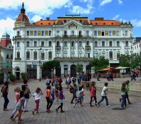 Életkép - Pécs - Kiránduló tanulók a Megyeházánál