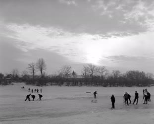 Szórakozás - Szabadidő - Befagyott Duna jegén játszó gyerekek