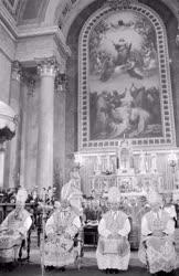 Egyház - Ünnepélyes szertartás az esztergomi bazilikában