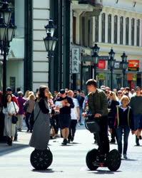Idegenforgalom - Budapest - Turisták a Váci utcában
