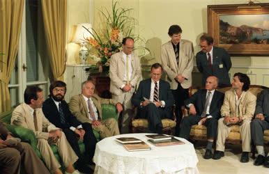 Külpolitika - George Bush ellenzéki képviselőkkel találkozott 