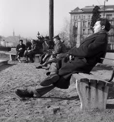 Szabadidő - Pihenő emberek a Vigadó téren