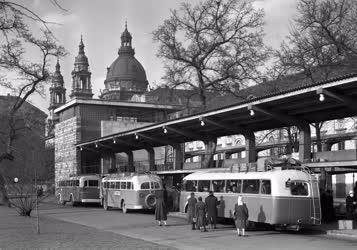 Közlekedés - Autóbusz-pályaudvar az Engels téren