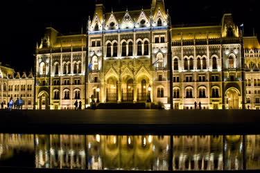 Épület - Budapest - Elkészült a Parlament díszkivilágítása