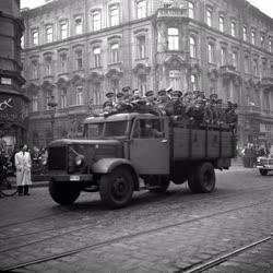 Ötvenhat emléke - Tűzoltók a Bajcsy-Zsilinszky úton