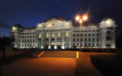 Oktatási létesítmény - Debrecen - Debreceni Egyetem főépülete
