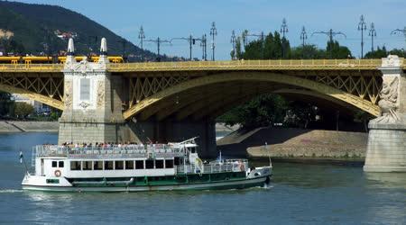 Városkép - Budapest - Sétahajó a Margit hídnál
