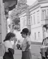 Városkép-életkép - Beszélgető lányok Székesfehérváron