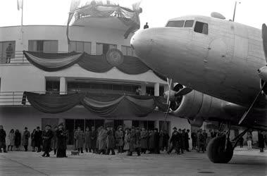 Közlekedés - A budaörsi repülőtéren a MASZOVLET első gépe