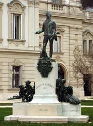Műalkotás - Keszthely - Festetics György szobra a kastélyparkban