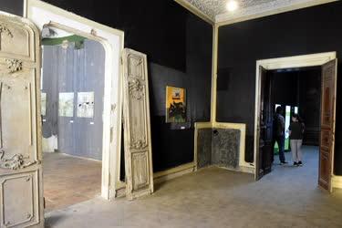 Kultúra - Weiler Péter kiállítása a felújításra váró Kincsem palotában