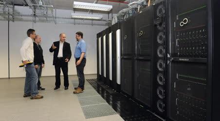Tudomány - Debrecen - Bővítik a szuperszámítógépet