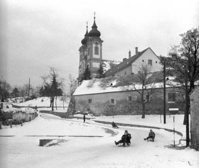 Városkép - Időjárás - Szánkózás Tihanyban