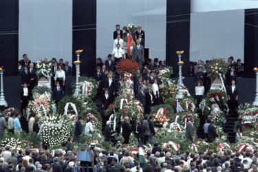 Végső tiszteletadás 1956 mártírjainak