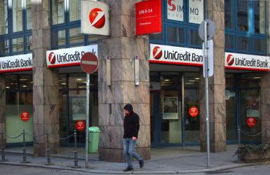 Pénzintézet - Budapest - Az UniCredit Bank VI. kerületi fiókja