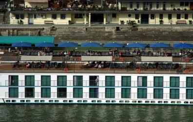 Idegenforgalom - Budapest - Külföldi üdülőhajók a fővárosban