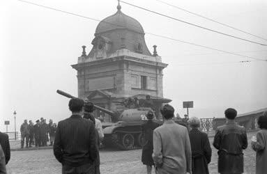 Ötvenhat emléke - Szovjet harckocsi a Szabadság hídnál