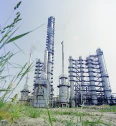 Ipar - A Dunai Kőolajipari Vállalat új üzemei 