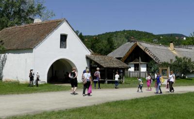 Turizmus - Szentendre - Látogatók a skanzenben