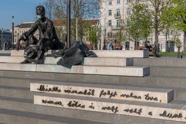 Kultúra - Járvány - Budapest - Egészségügyi szájmaszk József Attila szobrán