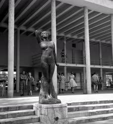 Női szobor a Palatinus strand bejárata előtt