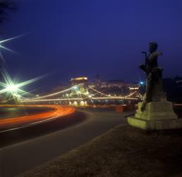 Városkép - A Lánchíd és a Széchenyi szobor esti fényben