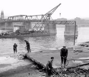 Építőipar - Bontják a Kossuth hidat