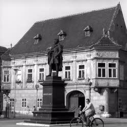 Városkép-életkép - Kisfaludy Károly szobra a Bécsi kapu téren