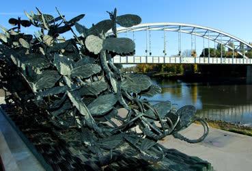 Műalkotás -  Szeged - Kérészek szobra a Tisza-parton
