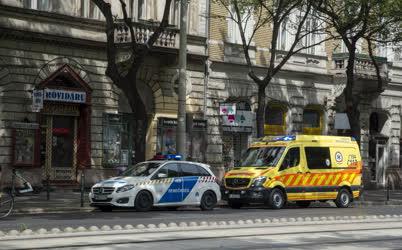 Rendvédelem - Egészségügy - Rendőr- és mentőautó a fővárosi utcán