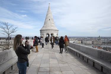 Idegenforgalom - Budapest - Turisták a Budai Várban