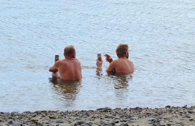 Turizmus - Szob - Fürdőzők a Dunában