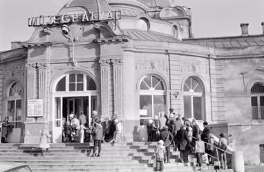 Városkép-életkép - A városligeti Műjégpálya bejáratánál