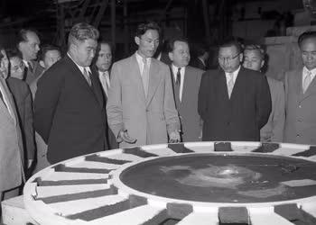 Külkapcsolat - Koreai delegáció a Láng Gépgyárban