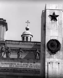 Városkép-életkép - A váci szovjet emlékmű a székesegyház előtt