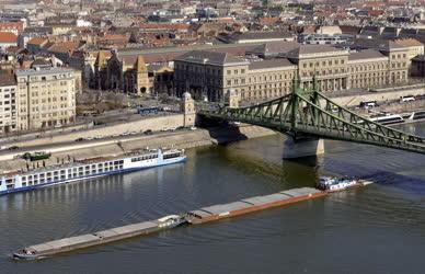 Közlekedés - Folyami áruszállítás a Duna folyón a fővárosnál