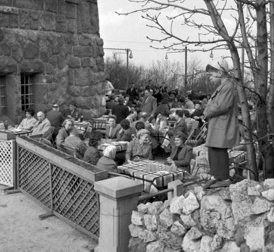 Városkép - Budapest - Kirándulók a János-hegyen