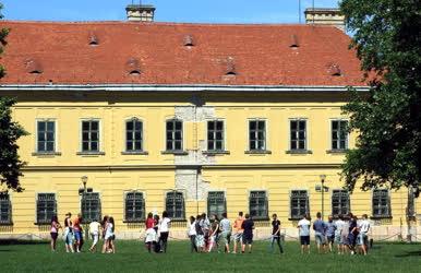 Turizmus - Tata - Diákok az Esterházy-kastélynál