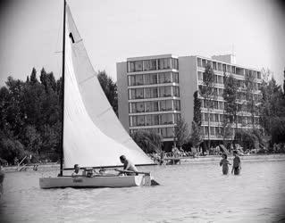 Szabadidő - Fürdőzők Siófokon a Balatonban