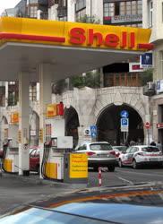 Kereskedelem - Budapest - Shell-benzinkút a Széna térnél